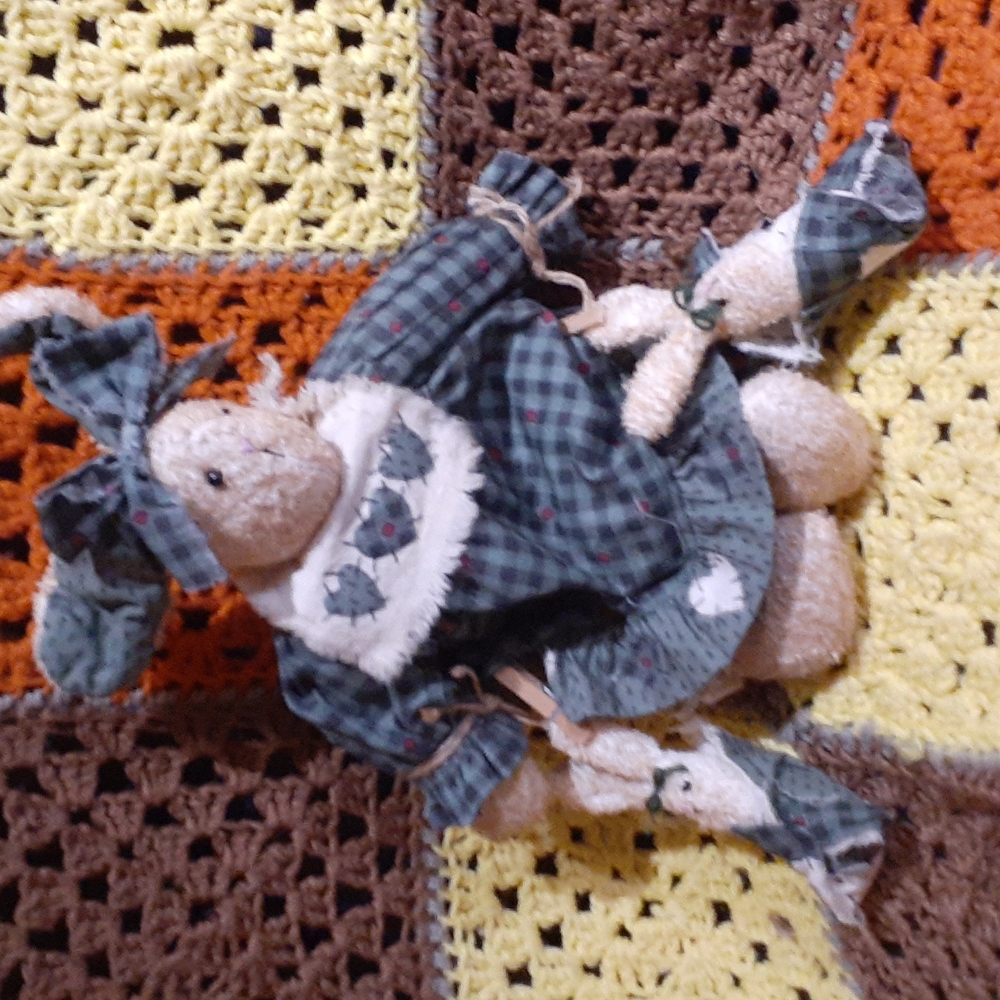 Primitive quilted bunny & babies